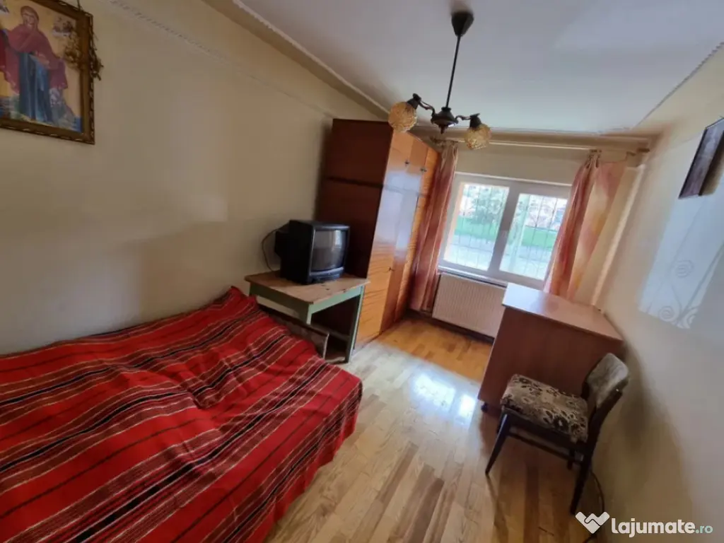 Apartament 3 camere, decomandat - zona Racadau.