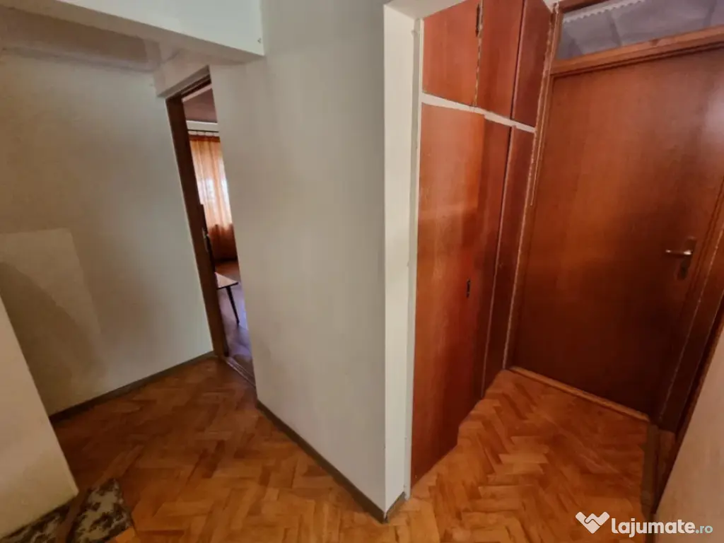 Apartament 3 camere, decomandat - zona Racadau.