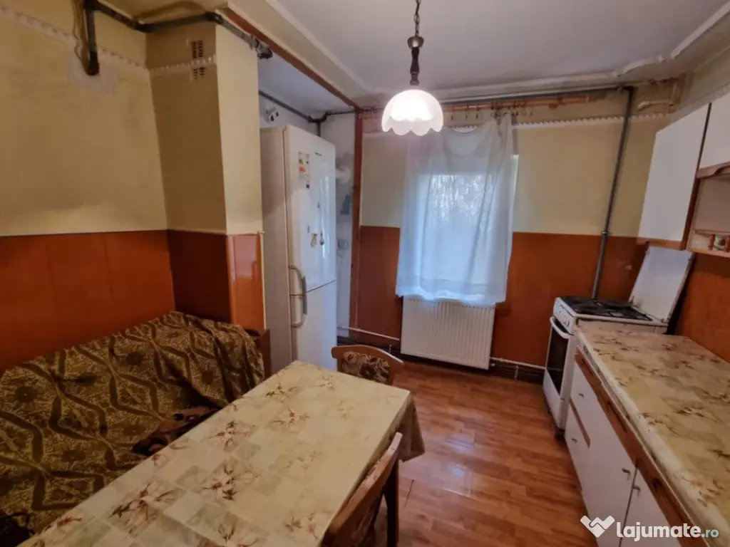 Apartament 3 camere, decomandat - zona Racadau.