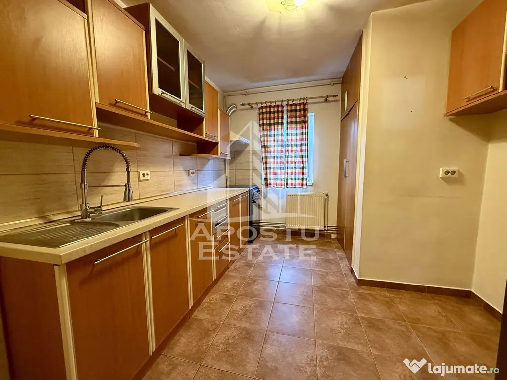 Apartament cu 3 camere, 2 bai, centrala proprie, zona Soa... 