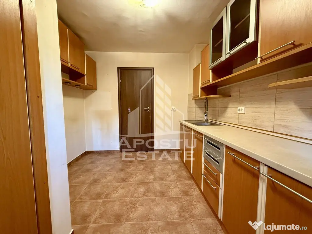 Apartament cu 3 camere, 2 bai, centrala proprie, zona Soa... 