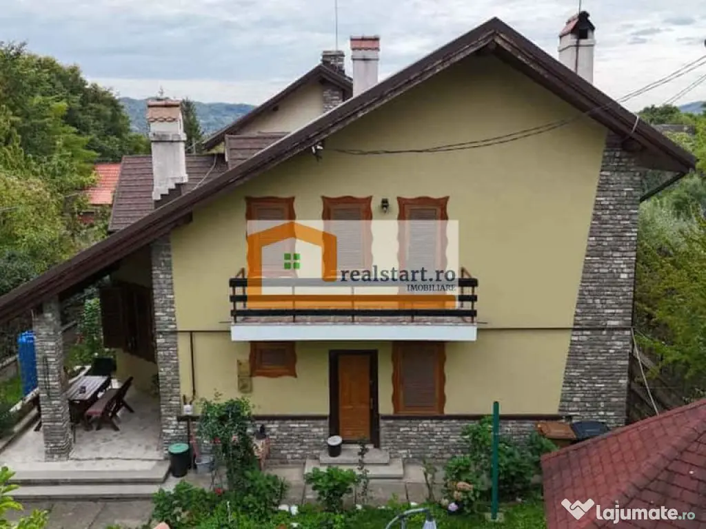 Vedere padure, panouri solare si fotovoltaice, pompa de c... 