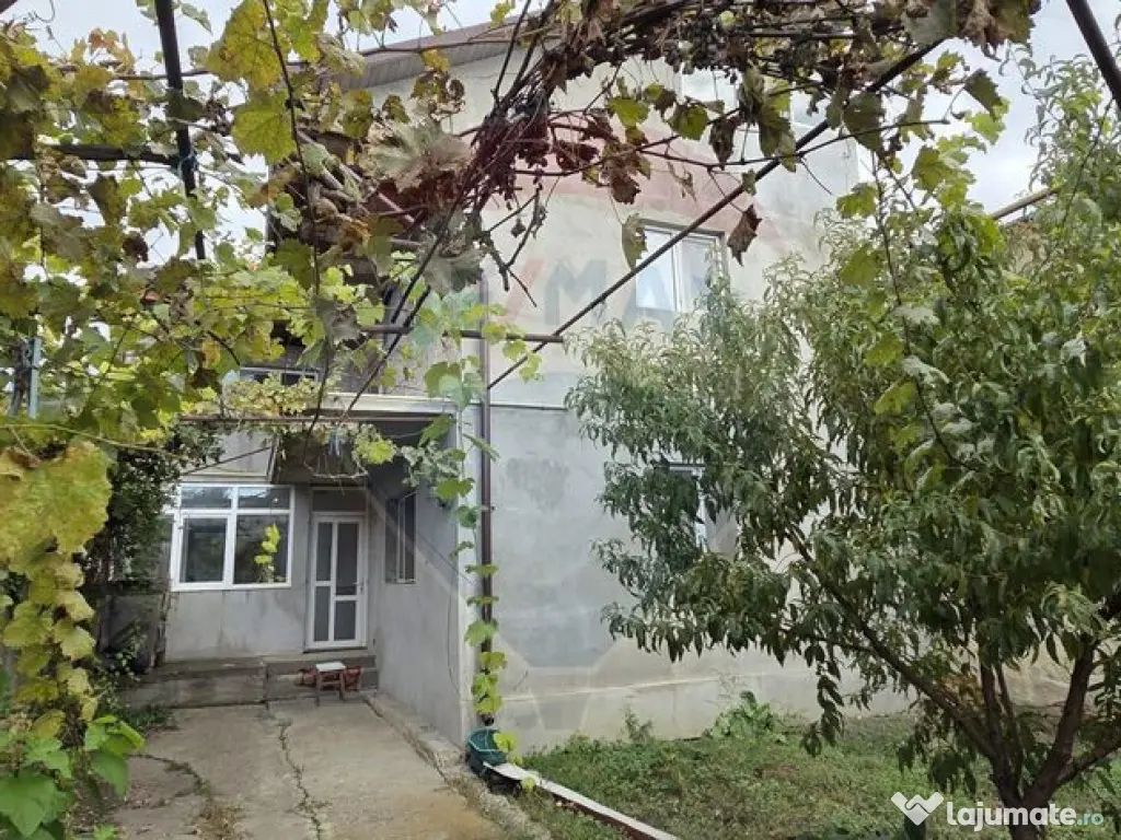 Casă / Vilă cu 5 camere de vânzare în zona Obor