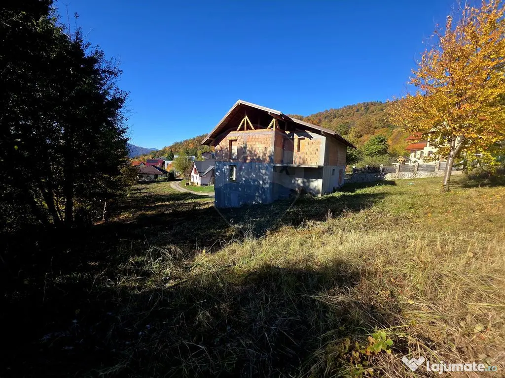 Casă / Vilă cu 5 camere de vânzare 