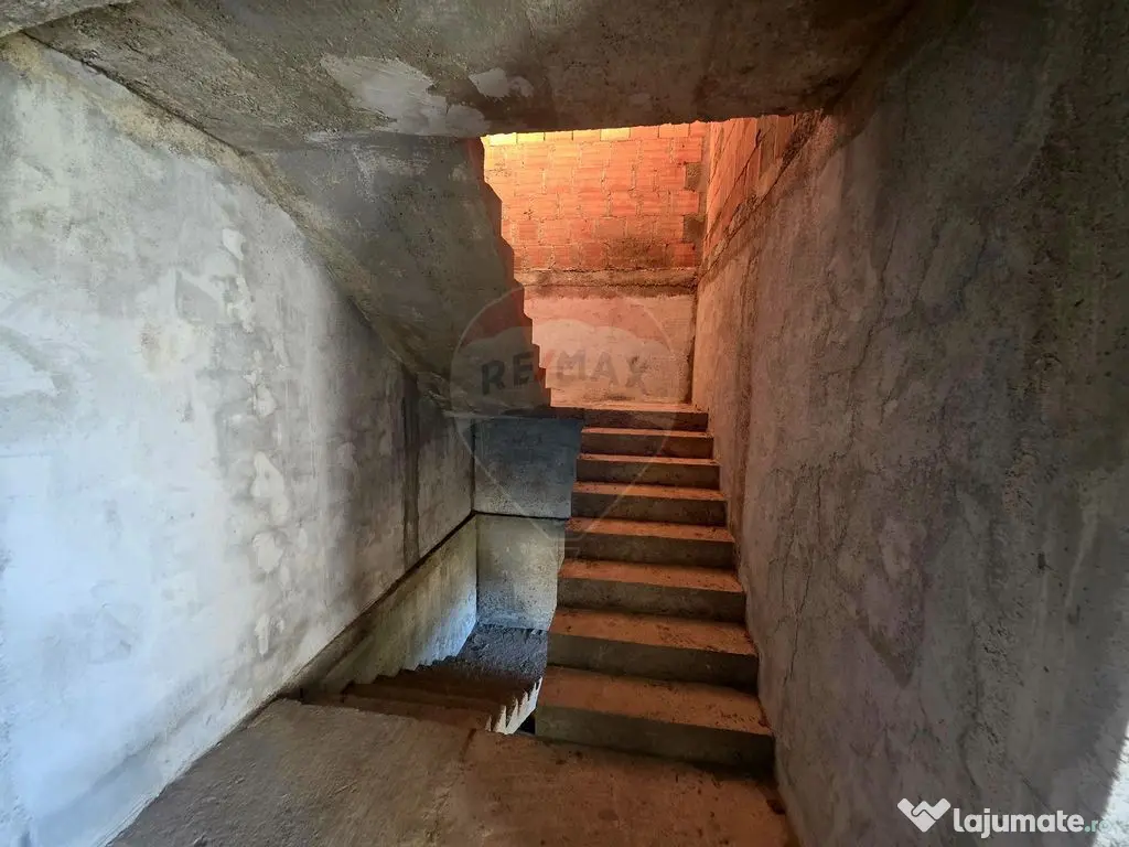 Casă / Vilă cu 5 camere de vânzare 