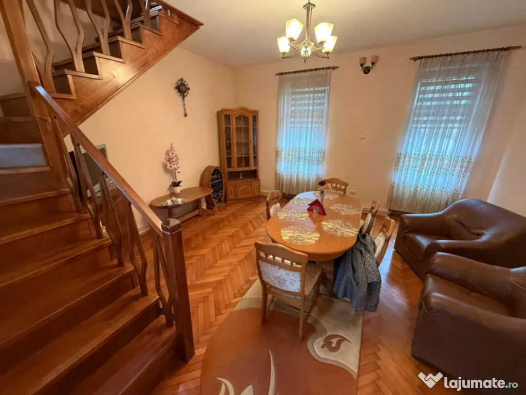 Casă cu garaj și 2 șeminee, lângă Parcul Mare – Str.