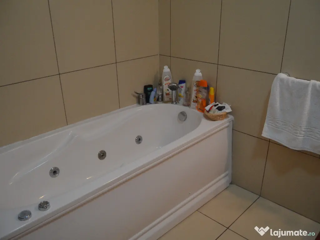 Sinaia-De vanzare pensiune cu 18 camere functionala 