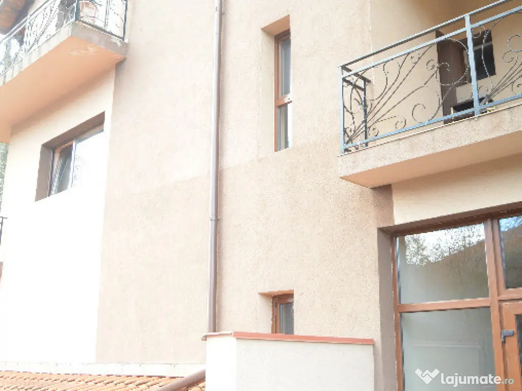 Sinaia-De vanzare pensiune cu 18 camere functionala 