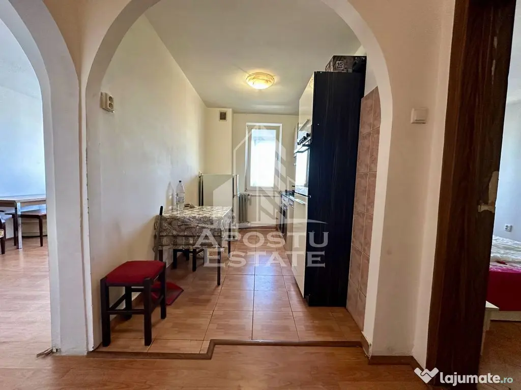 Apartament cu 3 camere, bloc cu lift, zona Sagului 