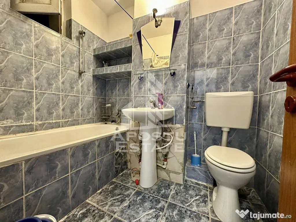 Apartament cu 3 camere, bloc cu lift, zona Sagului 