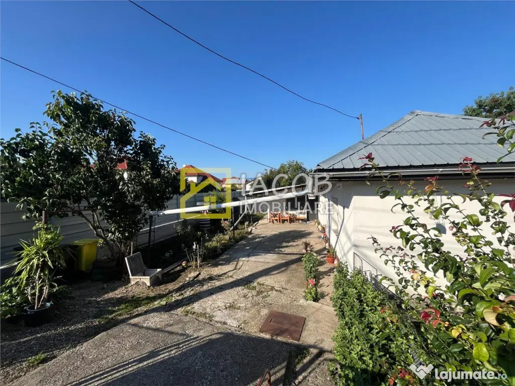 Teren intravilan 1010 mp cu casa batraneasca, magazie, beci, 