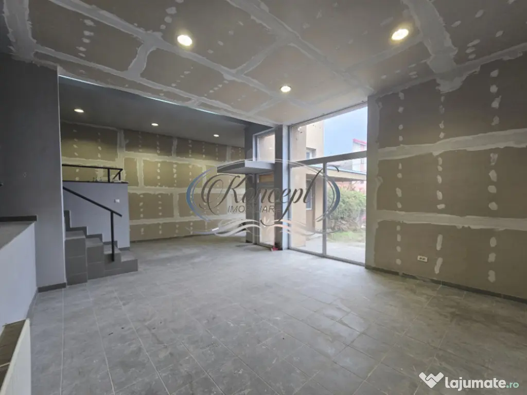 Spatiu comercial cu inaltime mare si curte proprie in Manast 