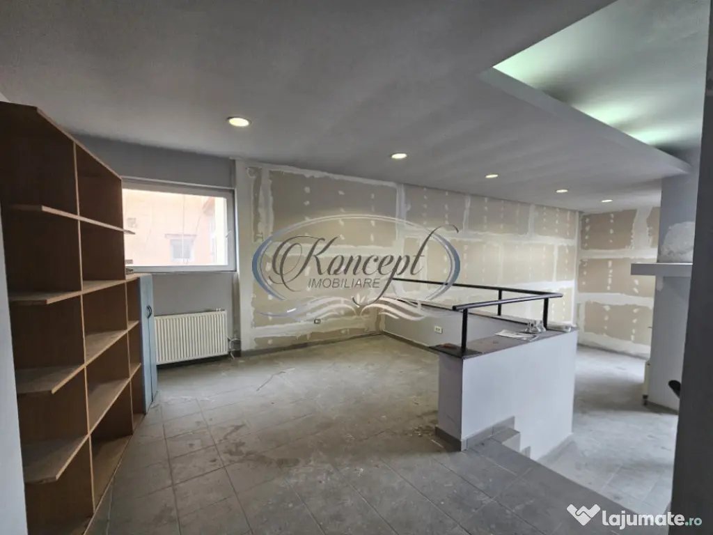 Spatiu comercial cu inaltime mare si curte proprie in Manast 