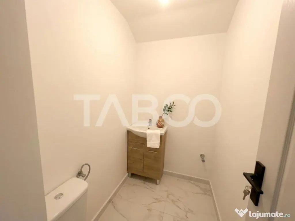 Apartament cu 3 camere 2 bai 2 balcoane si pod in zona Turn 