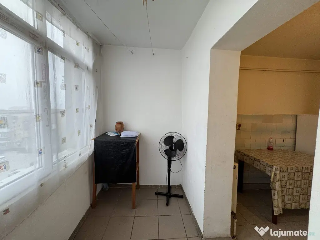 3 cam, 74 mp. decomandat, fara imbunatatiri, et.4, acoperis, Cuza Voda 