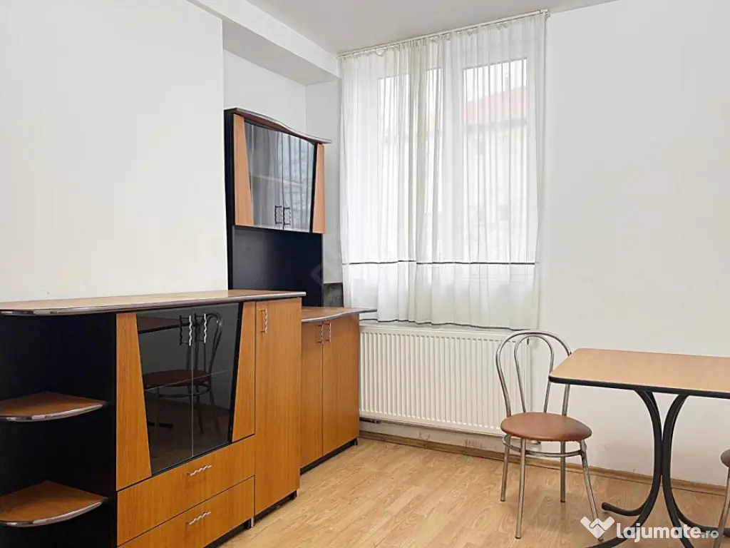 Apartament cu 3 camere de inchiriat pe strada Republicii, Or
