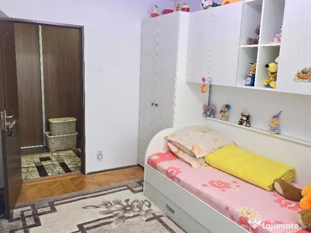 Inchiriez apartament 3 camere decomandat in Deva, zona I, Maniu 