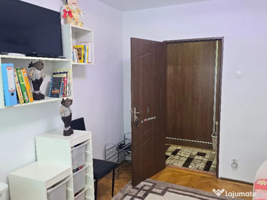 Inchiriez apartament 3 camere decomandat in Deva, zona I, Maniu 