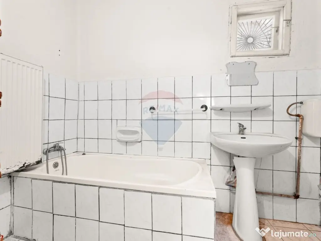 Proprietate cu două case și teren generos, cu toate uti... 