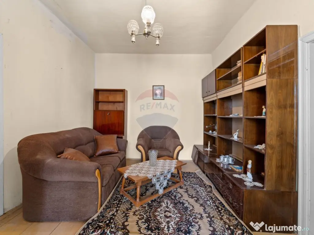 Proprietate cu două case și teren generos, cu toate uti... 