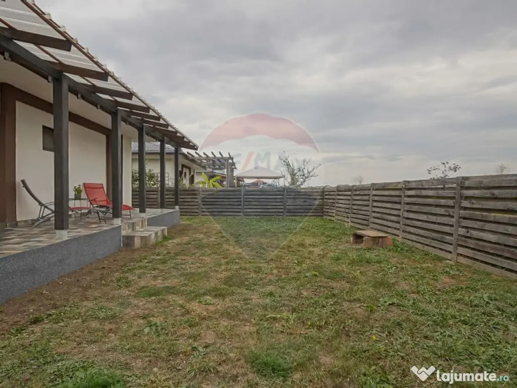 Vilă modernă, cu garaj, panouri și pompă de căldură... 