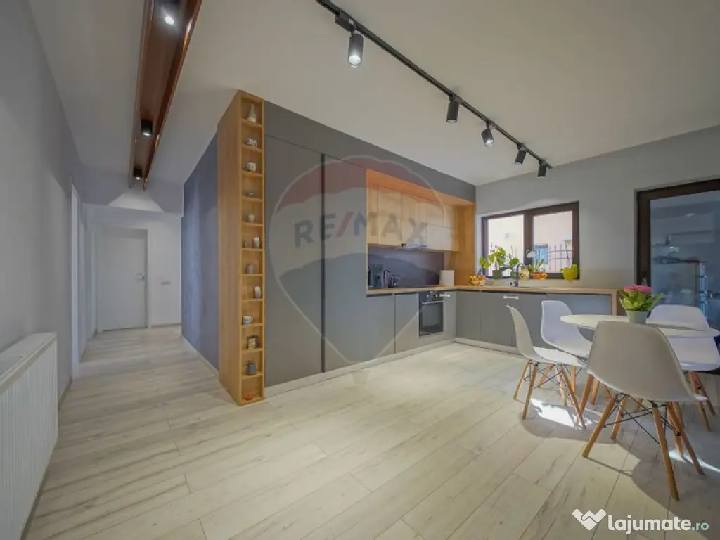 Vilă modernă, cu garaj, panouri și pompă de căldură... 