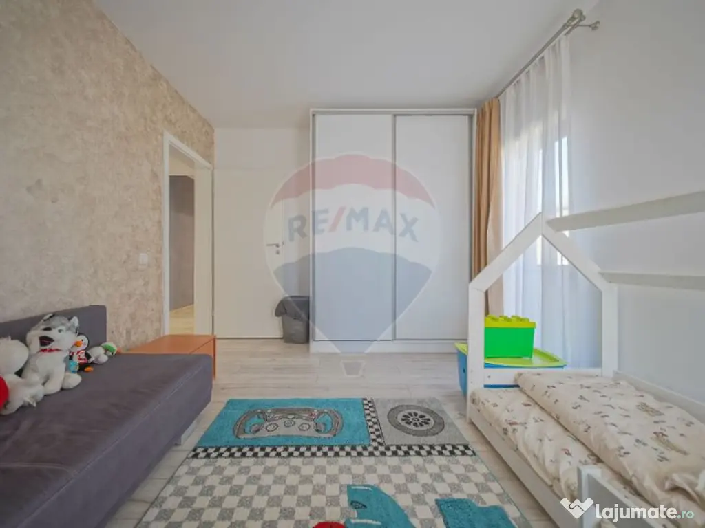 Vilă modernă, cu garaj, panouri și pompă de căldură... 