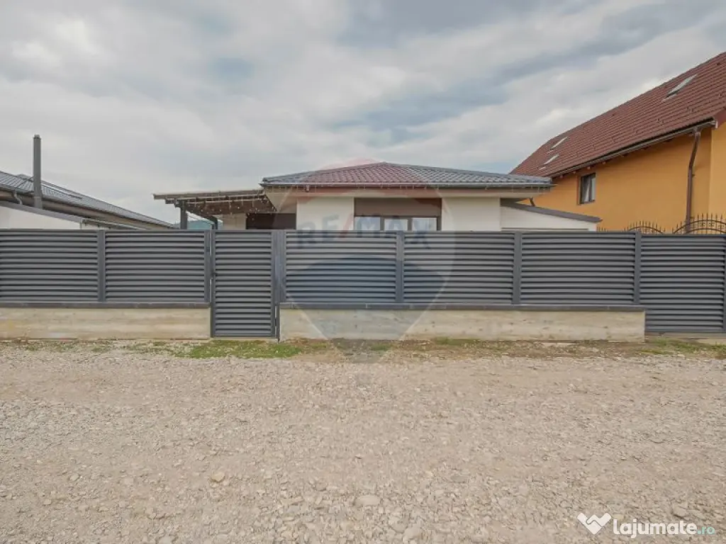 Vilă modernă, cu garaj, panouri și pompă de căldură... 