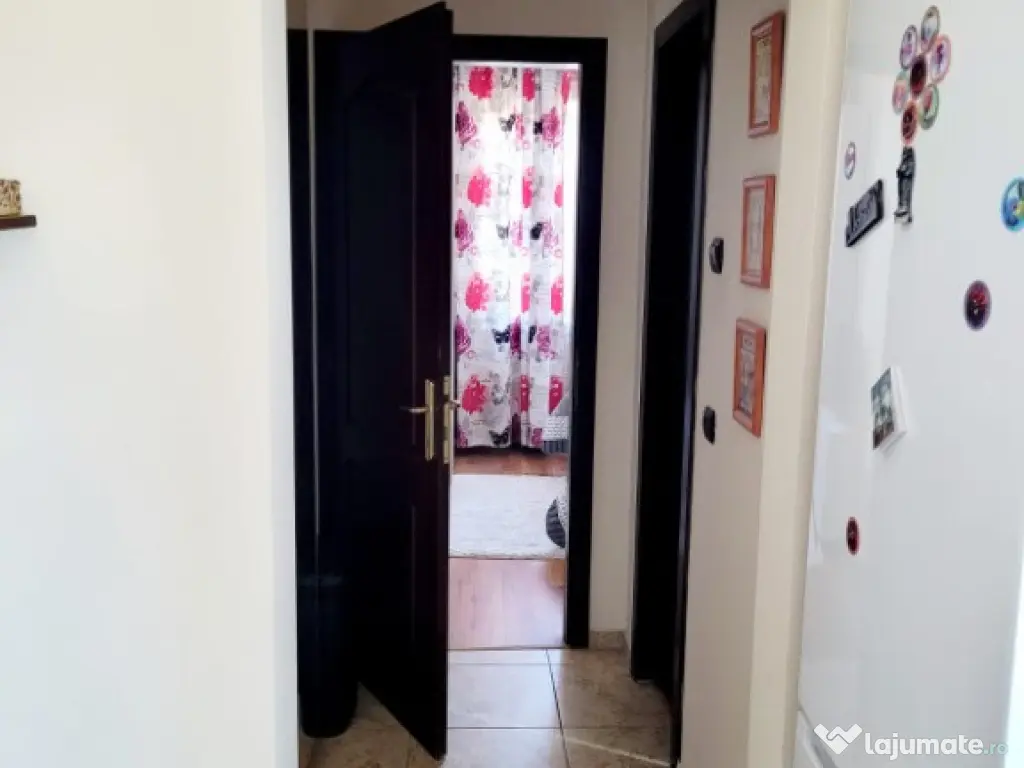 Apartament cu 3 camere decomandat - Zona Tractorul 