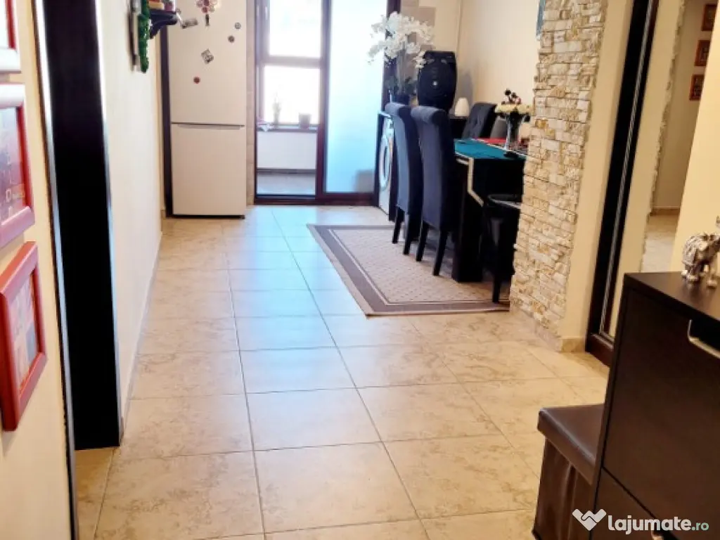 Apartament cu 3 camere decomandat - Zona Tractorul 