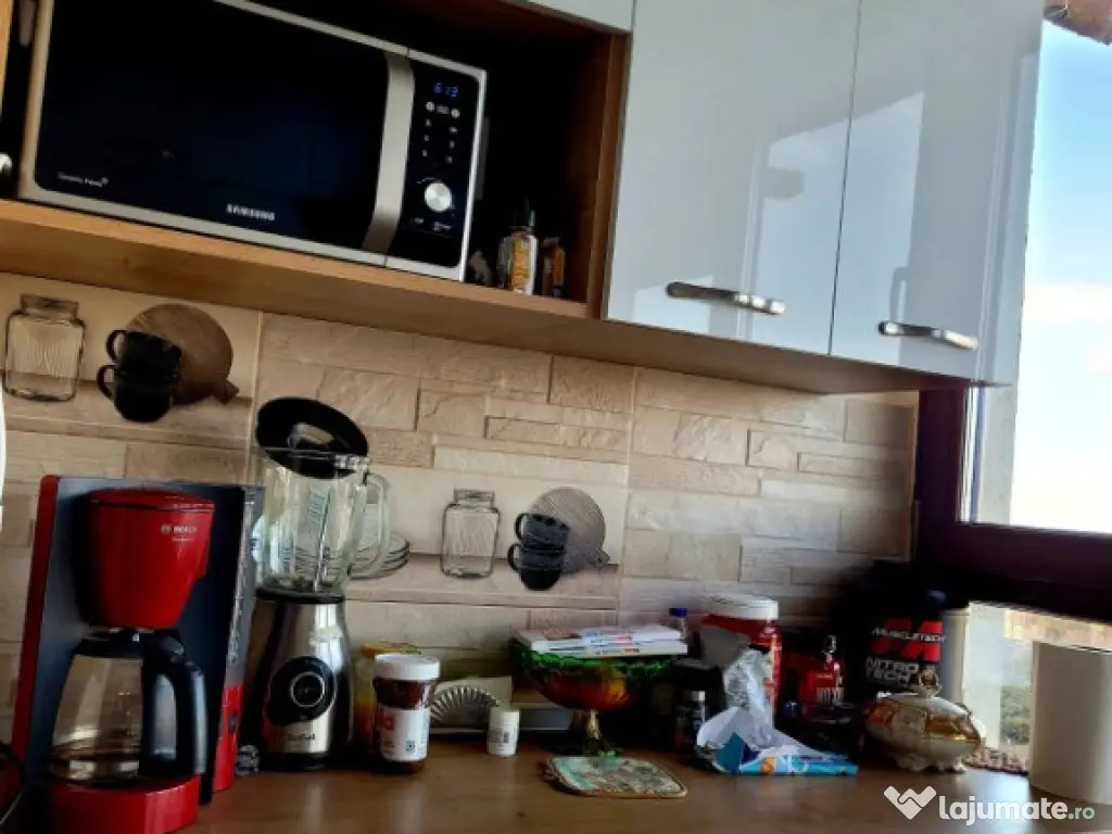 Apartament cu 3 camere decomandat - Zona Tractorul 