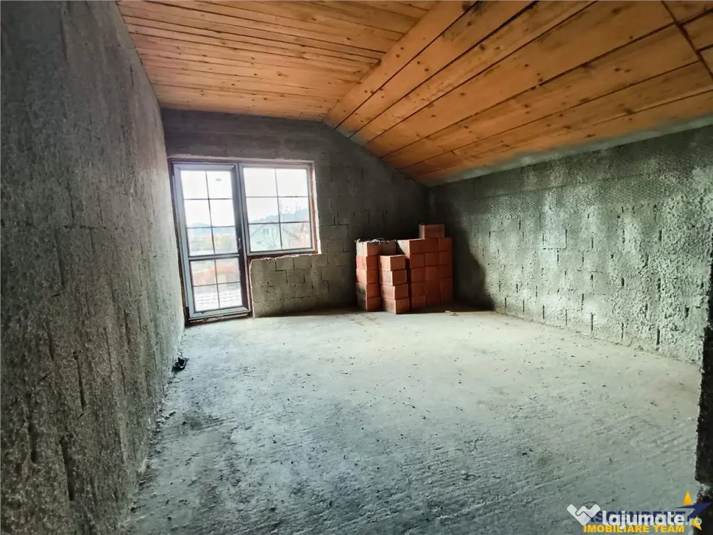 Casa la rosu cu 3 dormitoare, garaj si bransamente utilitati 