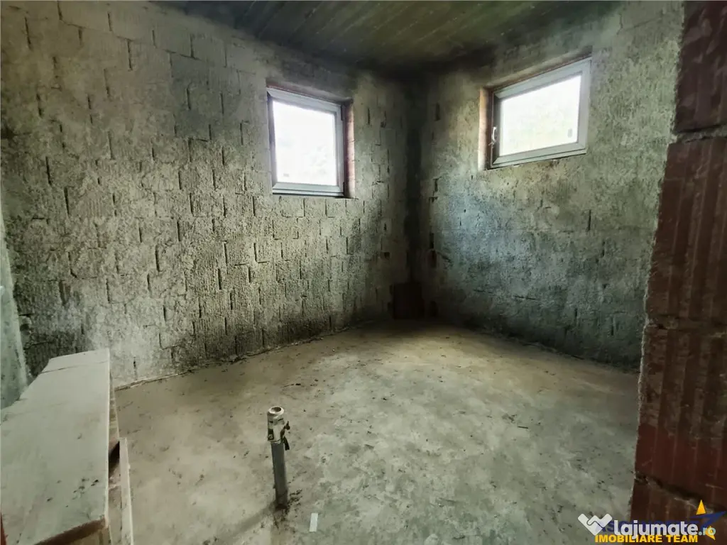 Casa la rosu cu 3 dormitoare, garaj si bransamente utilitati 