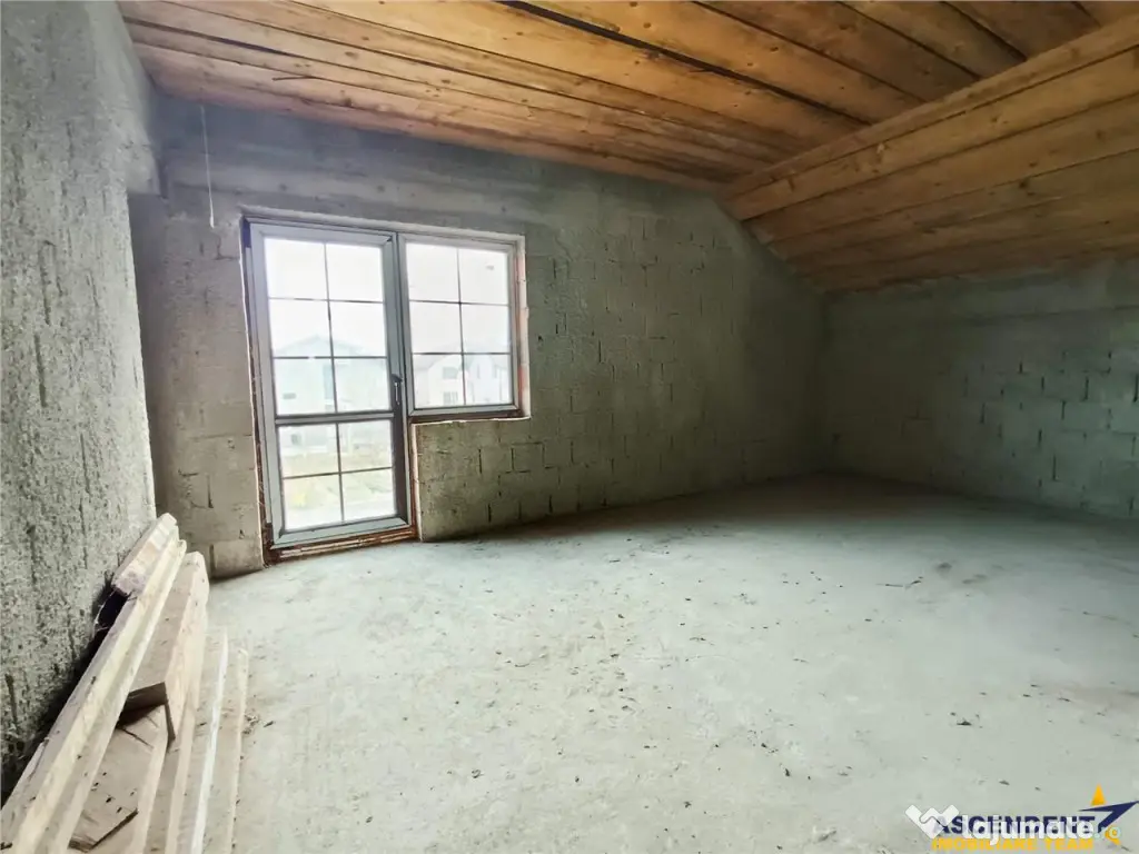 Casa la rosu cu 3 dormitoare, garaj si bransamente utilitati 