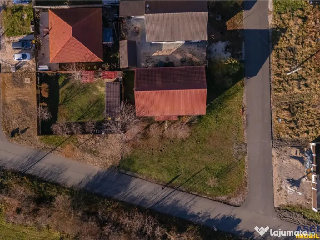 Casa la rosu cu 3 dormitoare, garaj si bransamente utilitati 