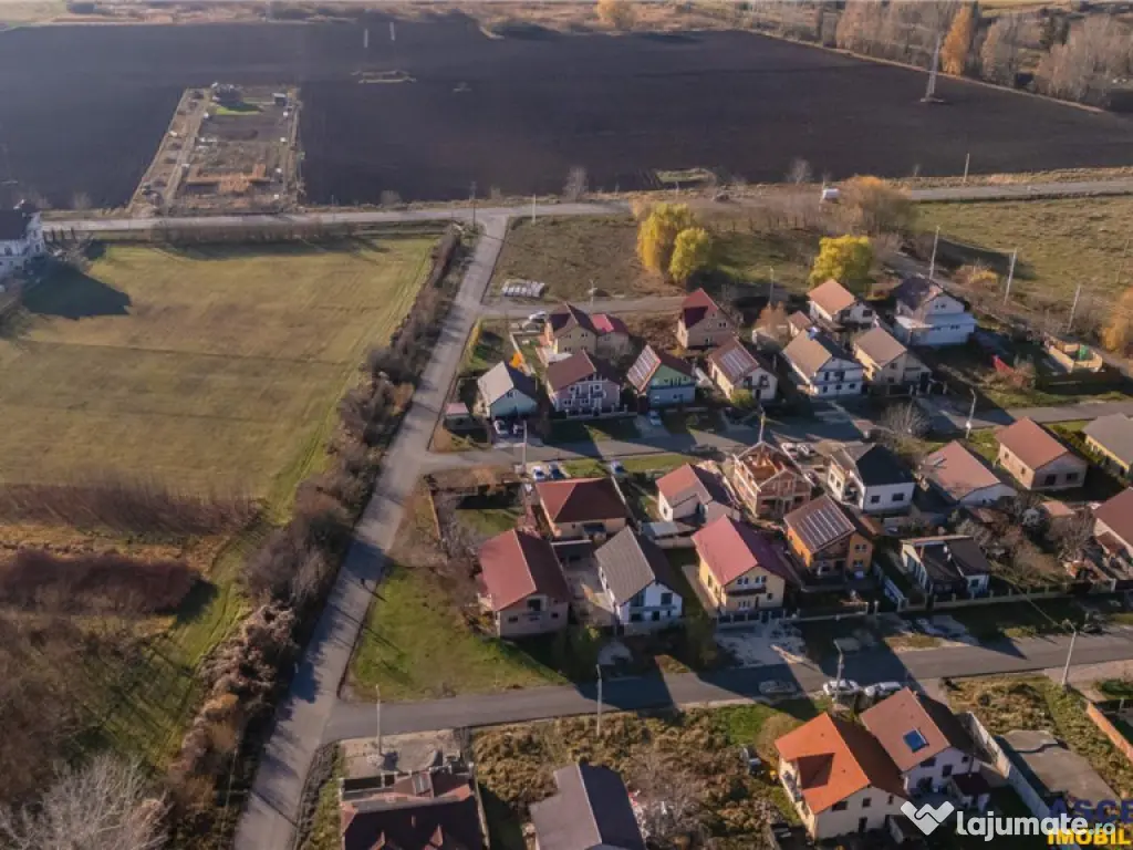 Casa la rosu cu 3 dormitoare, garaj si bransamente utilitati 