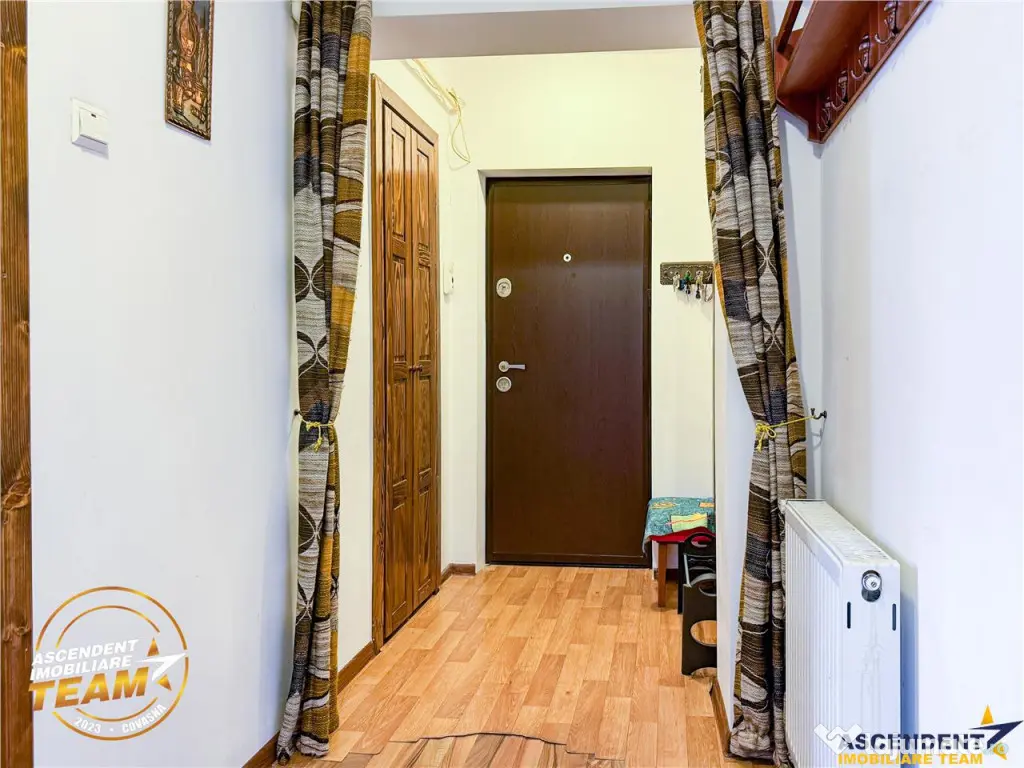 FILM!Decomandat,2bai,2balcoane,etaj1, parcare in curte,mobil