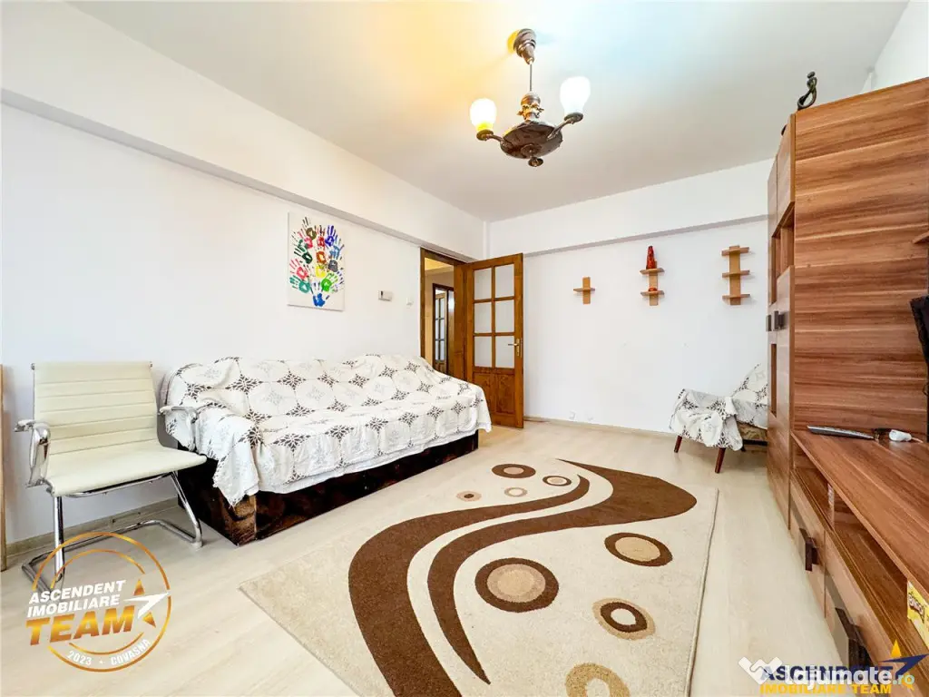 FILM!Decomandat,2bai,2balcoane,etaj1, parcare in curte,mobil