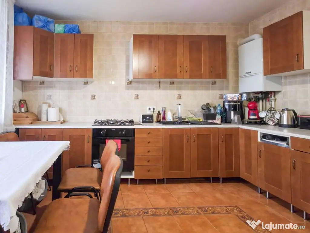 Casă 11 camere cu livadă pe Strada Republicii, Dragomir... 