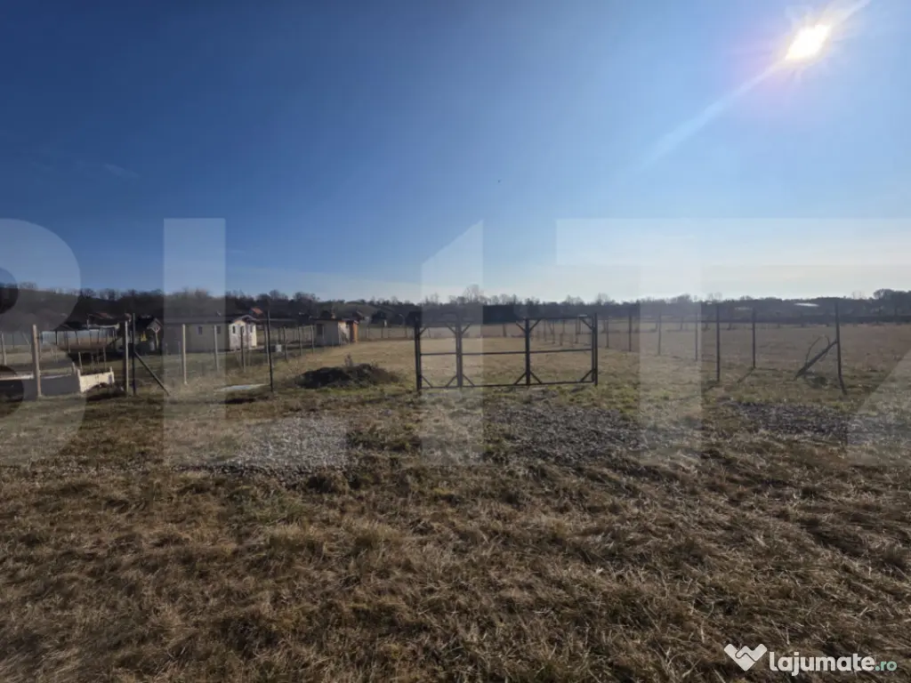 Teren intravilan imprejmuit intr-o zona linistita la Zoltan.