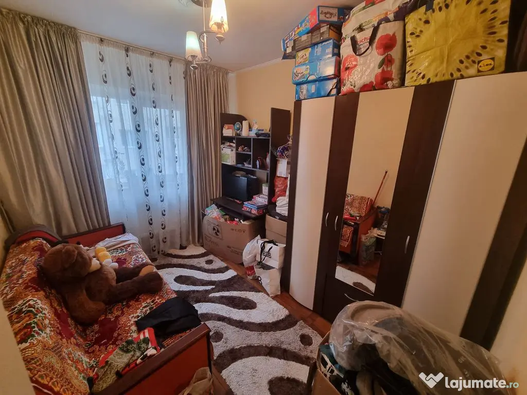 Poarta 6 liceul Blaga- apartament 4 camere decomandat cu ... 