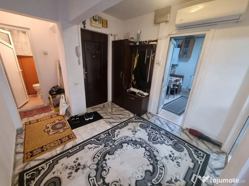 Poarta 6 liceul Blaga- apartament 4 camere decomandat cu ... 