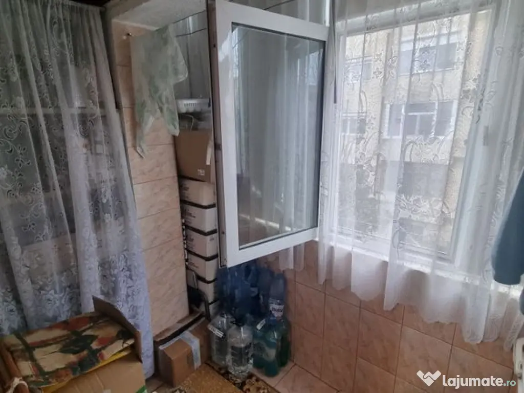 Poarta 6 liceul Blaga- apartament 4 camere decomandat cu ... 