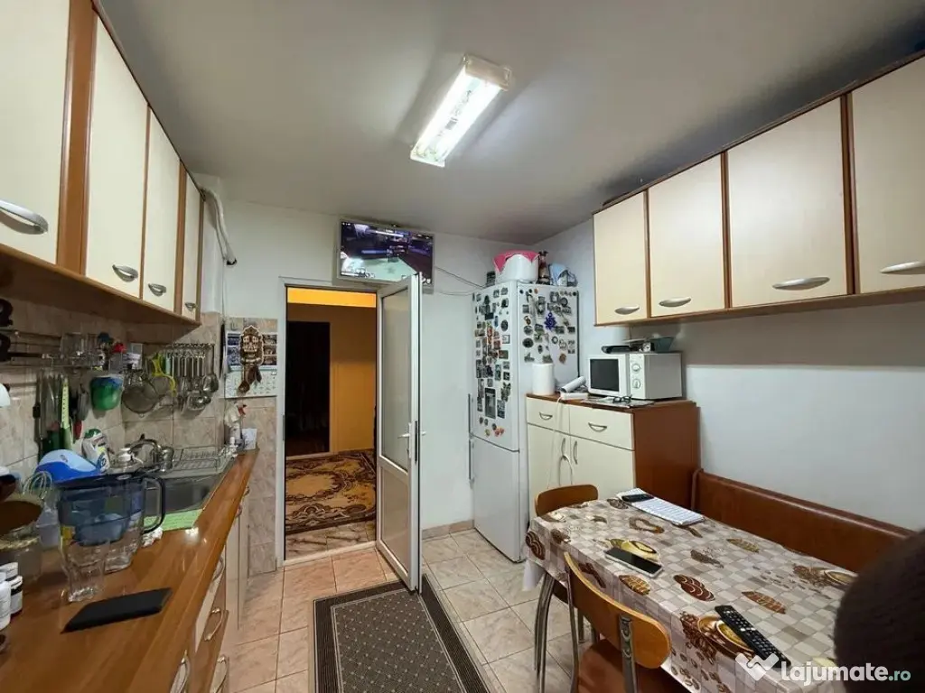 Poarta 6 liceul Blaga- apartament 4 camere decomandat cu ... 