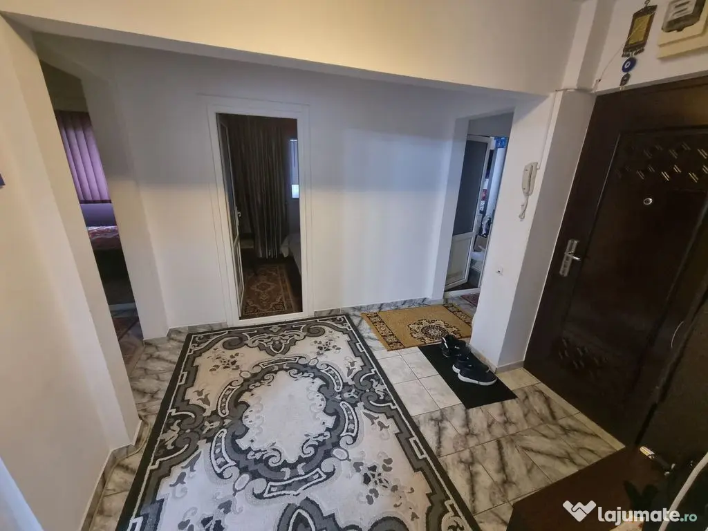 Poarta 6 liceul Blaga- apartament 4 camere decomandat cu ... 