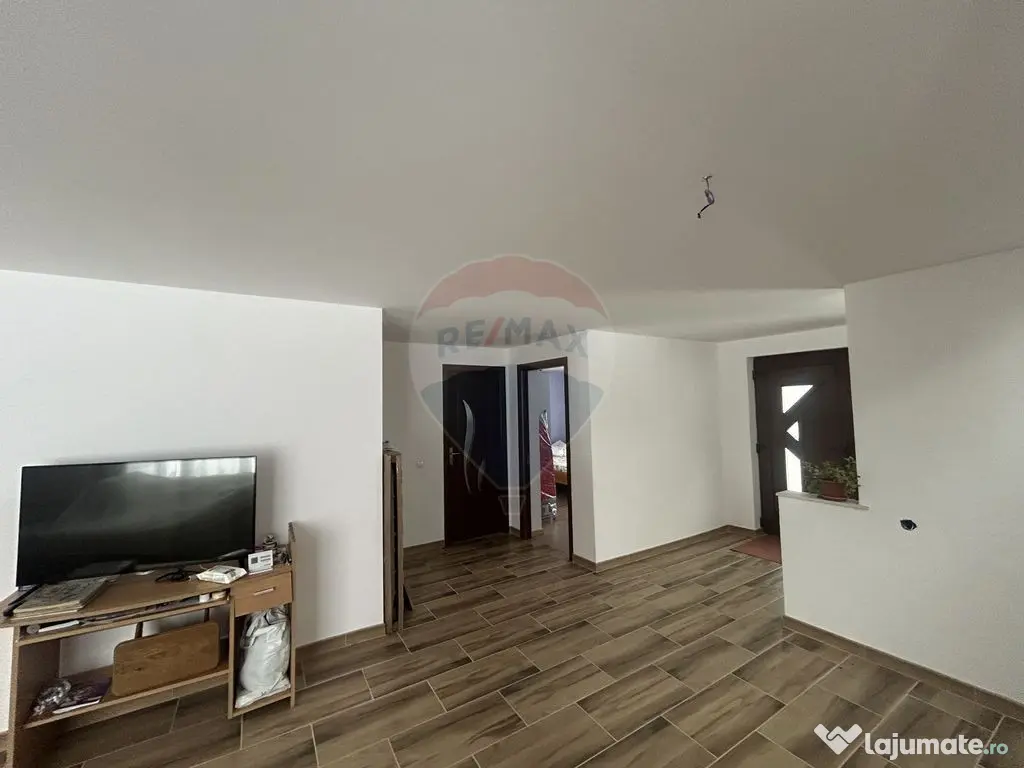 Casă nouă de vânzare 220 mp 13 ari teren SATULUNG 15KM...