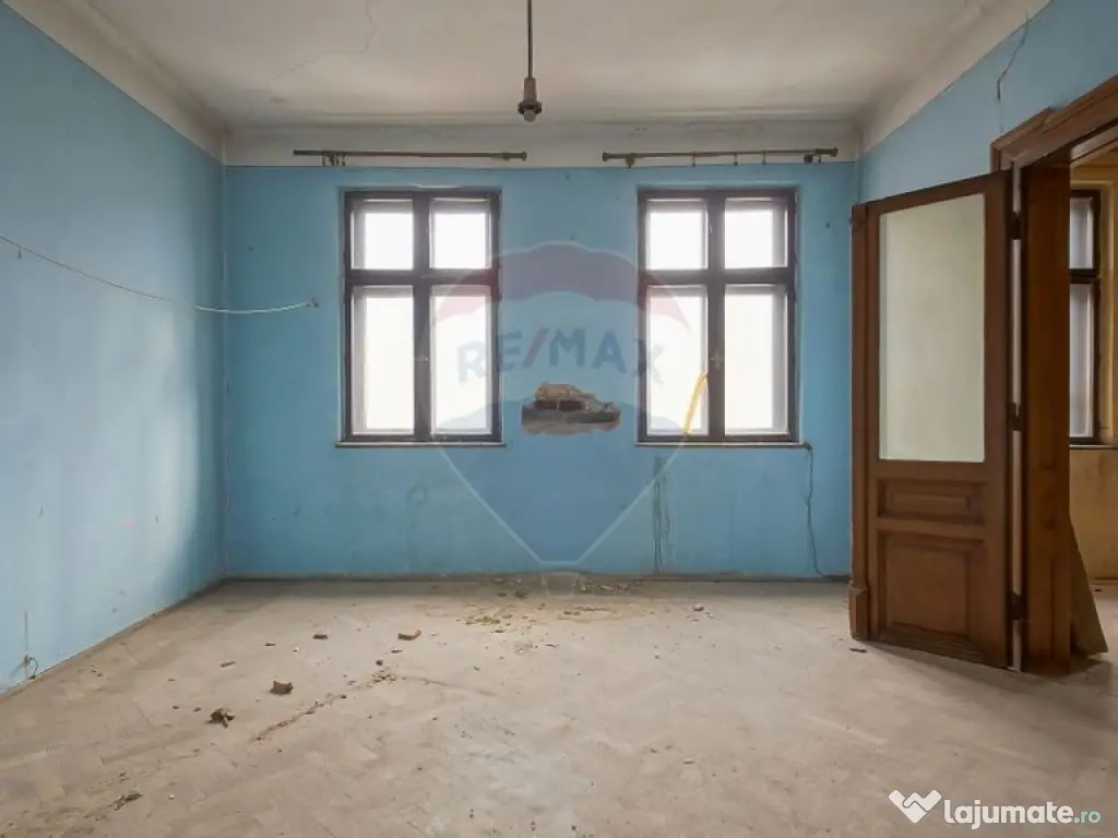 Vilă pe str Alexandru Ioan Cuza, 10 camere, S + P + E, t...