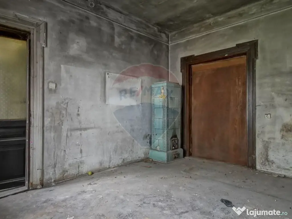 Vilă pe str Alexandru Ioan Cuza, 10 camere, S + P + E, t...