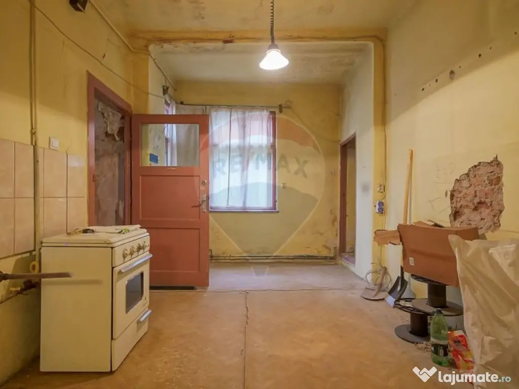 Vilă pe str Alexandru Ioan Cuza, 10 camere, S + P + E, t...