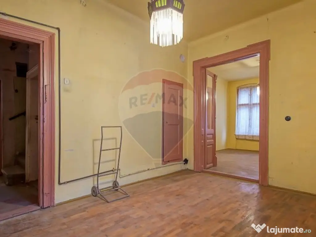 Vilă pe str Alexandru Ioan Cuza, 10 camere, S + P + E, t...